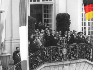 Staatspräsident Charles de Gaulle auf dem Balkon des Bonner Ratshauses, September 1962